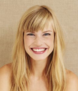 Blonde lachende Frau mit strahlender Augenpartie