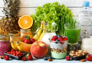 Eine Sammlung an typischen Lebensmitteln die zu einer gesunden Lebensweise dazugehören. Obst und Gemüse, Nüsse, Wasser, etc. 