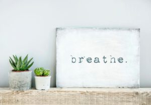Schild auf dem "Breathe" steht - englisch für "Atmen".