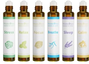 Set aus 6 Roll On Flaschen gefüllt mit verschiedenen ätherischen Ölen. Stressabbau durch Aromatherapie.