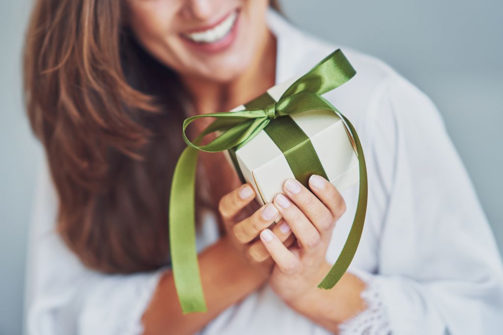 Frau mit Geschenk