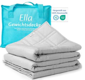 Therapiedecke mit zugehöriger Tasche im Hintergrund. Die Gewichtsdecke hilft bei der Entspannung und ist für Stressabbau geeignet.