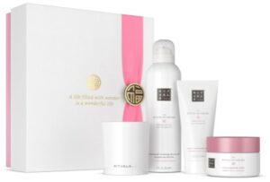 Geschenksetz von Rituals zeit den Karton und die Produkte, die enthalten sind: Badeschaum, Peeling, Creme und Duftkerze - alles mit Sakura Kirschblütenduft..