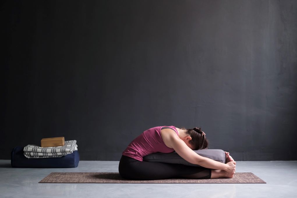 Yin Yoga Vorwärtsbeuge mit Kissen