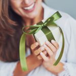 Frau mit Geschenk